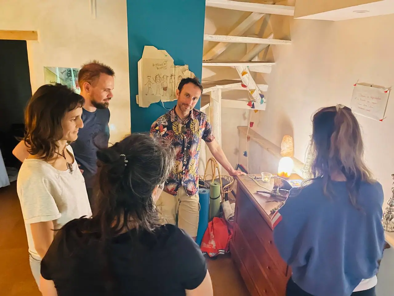 Un atelier debout, autour de la table