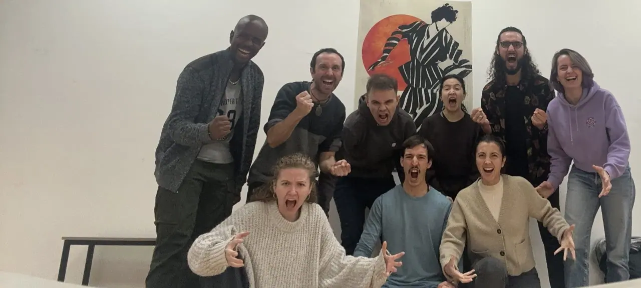 Un groupe très expressif, debout et assis, sur fond clair