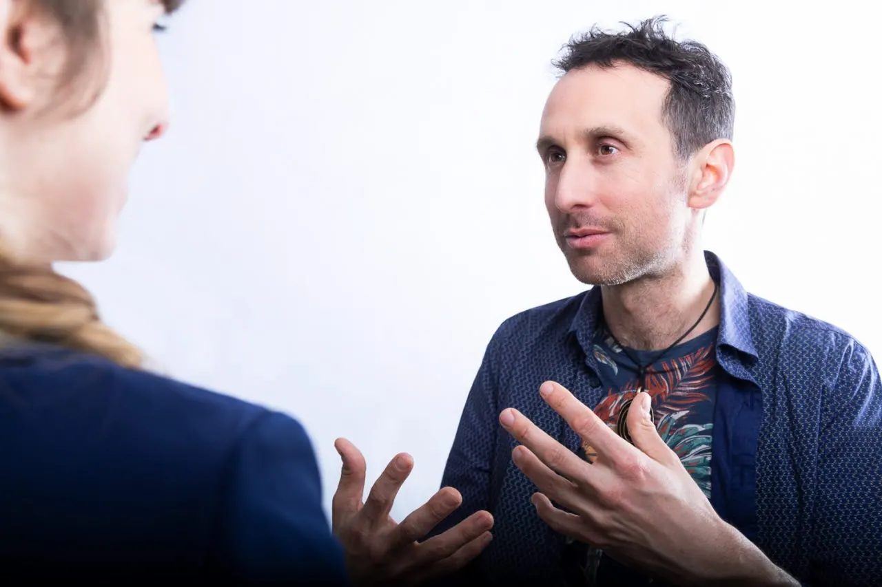Deux personnes en séance, assises face à face