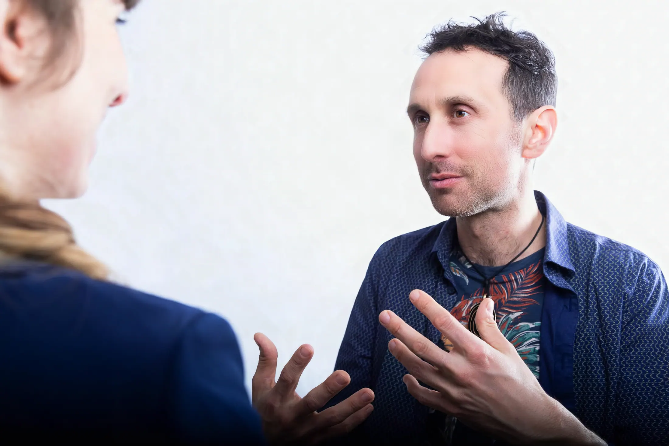 Deux personnes en séance, assises face à face