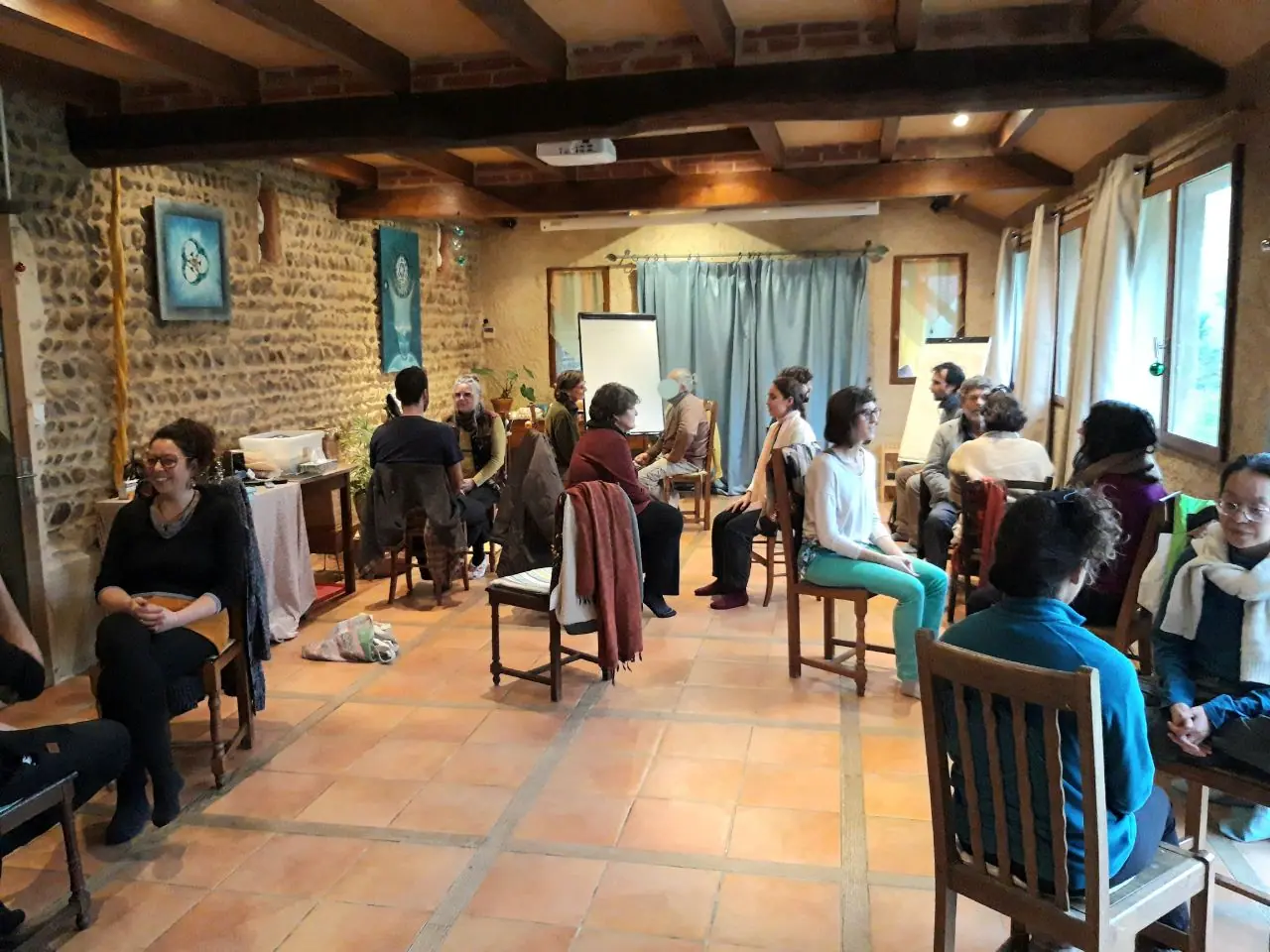 Un stage en cercle dans une salle voûtée