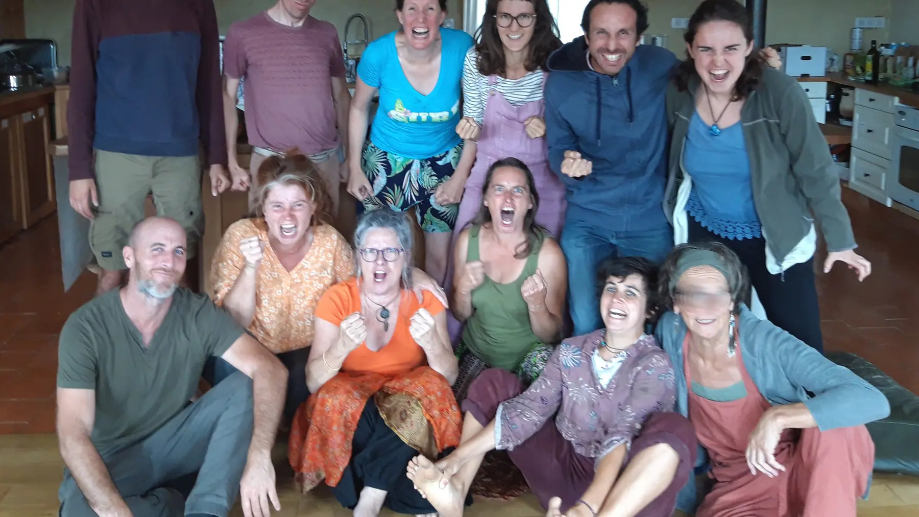 Un groupe entier, assis et debout, après deux jours ensemble