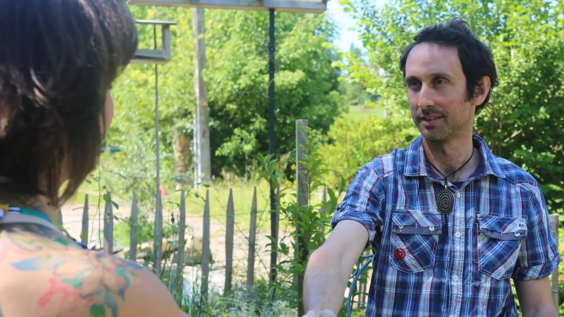Une poignée de main dans un jardin